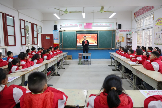 宪法种子发芽时 ——新野县法院开展送法进校园活动