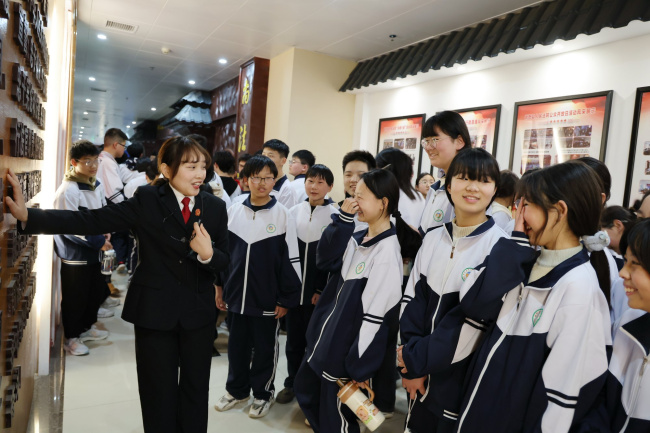 200余名学生“沉浸式”打卡法院 ——新野县法院举办2026年第四次“法院公众开放日”活动