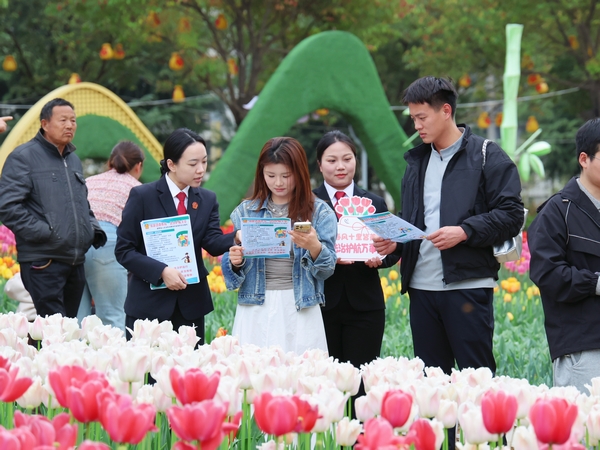 花海沐春风 法治护文旅——新野县法院走进白河滩湿地公园开展普法宣传活动
